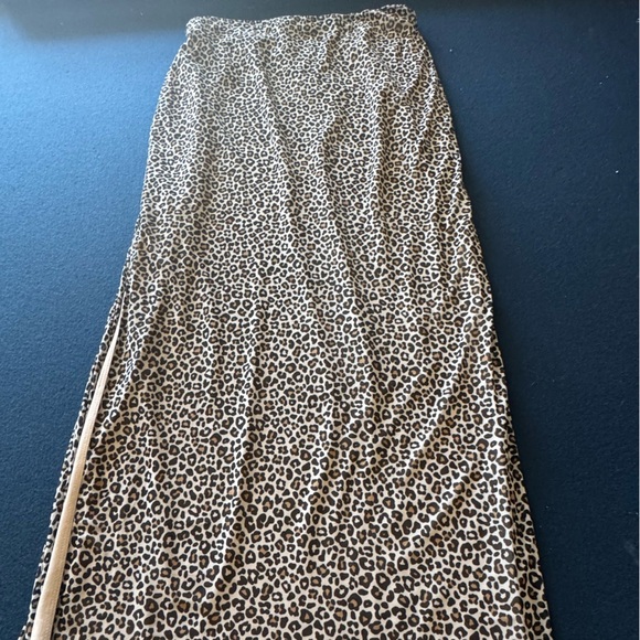 SUPER STYLISH FLATTERING Leopard Print Skirt- fully lined with slit and FUN hem! - Picture 3 of 10